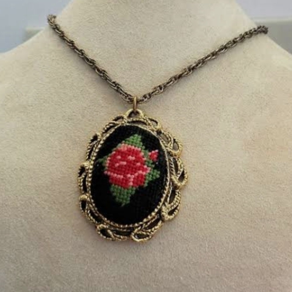Elegant Gold and Black Pendant Necklace